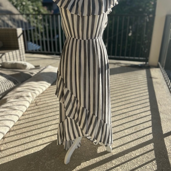 eesome Dresses & Skirts - Women's Eesome Grey and White Asymmetrical Wrap Sundress
